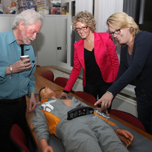 Tom Hendriks krijgt uitleg van Marjon en Lisette, foto: Joop van Nes jr.